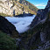 Už sme nad vodopádom, v údolí sa stále drží hmla, kopec nad údolím sa volá Tamischbachturm (2035 m)