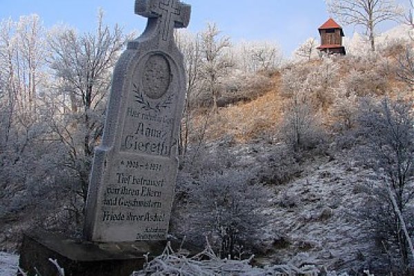 Hadviga - náhrobný kameň z roku 1930 a zvonica