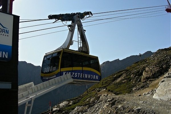 Lanovka na Kitzsteinhorn premávajúca zo stanice Alpincenter