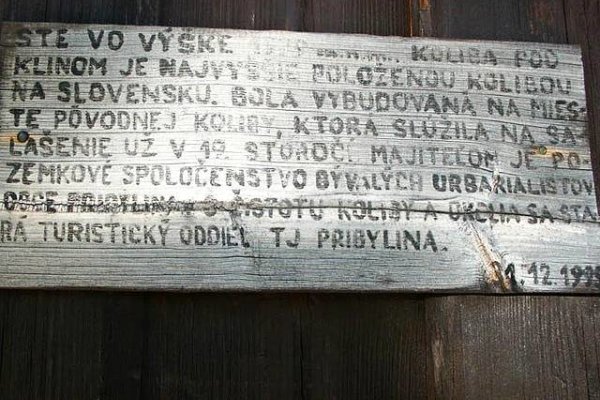 Tabuľa pri vstupe o údajne najvyššie položenej kolibe Slovenska (autor foto: Jozef Jelenčiak)