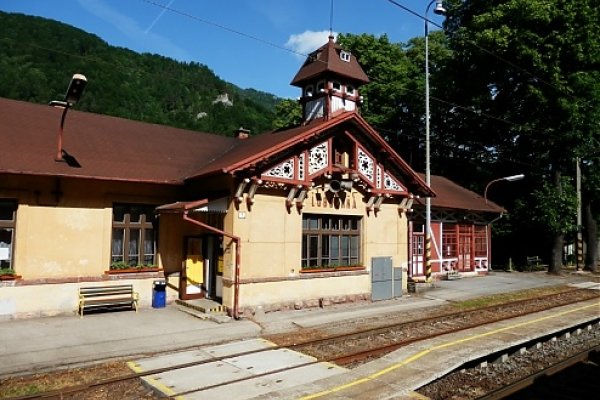 Staničná budova v Ľubochni