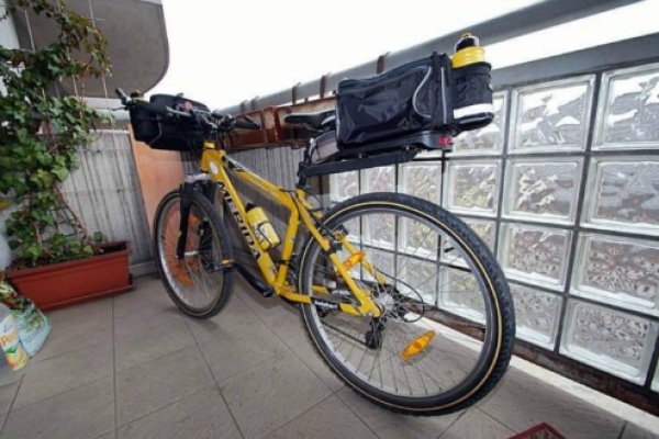 Horský bicykel naložený na celodennú výpravu