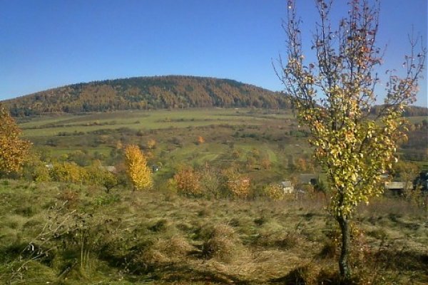 Jeseň a vysoká hora v pozadí cestou na hrad
