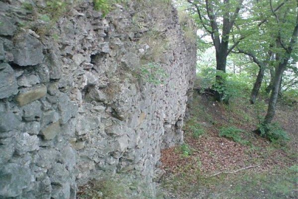 Obvodový múr Hanigovského hradu