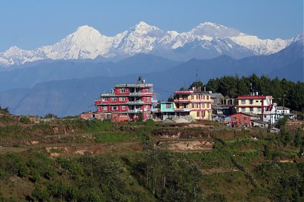 Ganesh Himalay z dedinky Chisapani. V popredi hotely, v ktorých sa dá ubytovať.