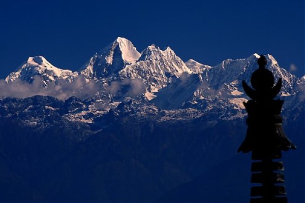 Langhtang Himalay v tieni gompy. Pohľad z hotela v Nagarkote.