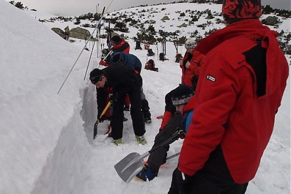 Príprava na určovanie snehových vrstiev, kopanie do hĺbky cca 1,5 m (autor foto: Michal Mikuláš)