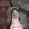 Topánky v lávovej jaskyni.