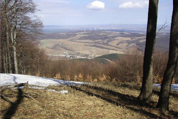 Buková, v pozadí veterná elektráreň pri Rozbehoch a Biele Karpaty