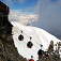 týmto hrebienkom sa zostupuje z Aiguille du Midi do ľadovcového údolia Vallée Blanche, vpredu panoramatická lanovka z Midi do Talianska