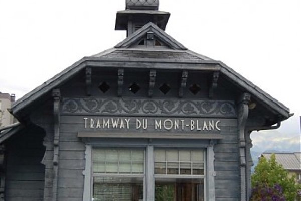 budova nástupnej stanice zubačky TMB v Le Fayet