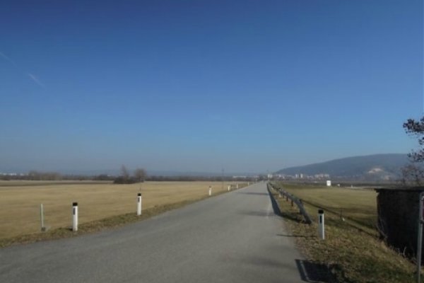 Rakúska strana: cyklochodník k mostu - v pozadí Devínska Nová Ves