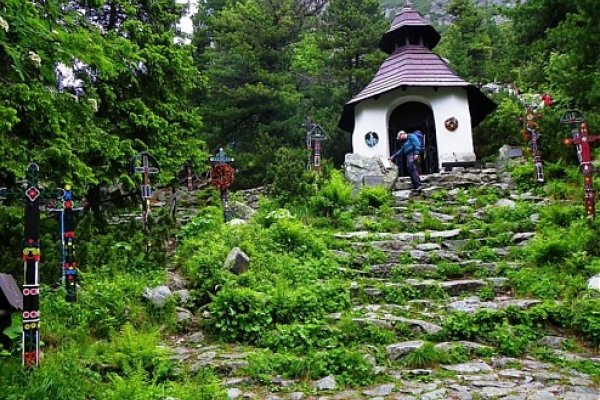 Kaplnka symbolického cintorína pod Ostrvou vo Vysokých Tatrách (foto: Tomáš Trstenský)
