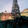 Graz - Hauptplatz s vianočnými trhmi, v pozadí Uhrturm