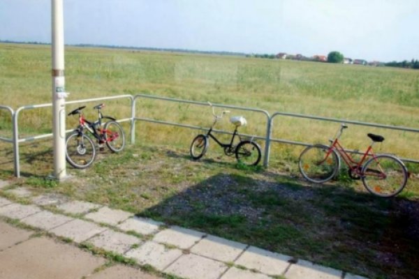 Improvizovaná úschovňa bicyklov Kvetoslavov zastávka