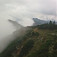 Hrebeň pohoria Lattengebirge sa kúpe v hmle