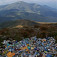 Jama plná odpadu tesne pod vrcholom Hoverly, v pozadí Petros; autor foto: Tomáš Trstenský