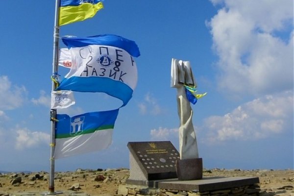 Nový vrcholový pamätník na Hoverle (2009); autor foto: Tomáš Trstenský
