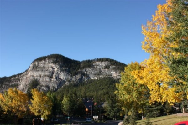 Tunnel mountain v jesenných farbách