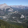 Banff z vrcholu Sulphur mountain, vpravo vzadu jazero Minnewanka