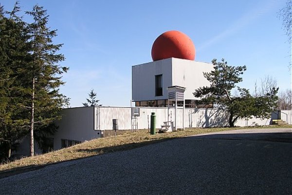 Jedna z budov radarovej stanice