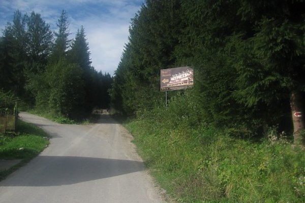 Cesta priamo obchádza vrch Briava a Zákopčie, trasa vedie vľavo