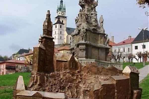 Štefánikovo námestie v Kremnici - plastika, trojičný morový stĺp a mestský hrad (autor foto: Tomáš Trstenský)