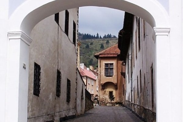 Uličky Kremnice - brána Mestského úradu (autor foto: Tomáš Trstenský)