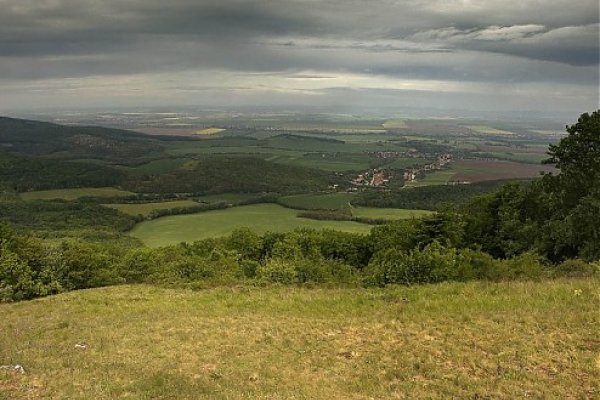 Pohľad na obec Mechenice spod vrcholu Žibrice