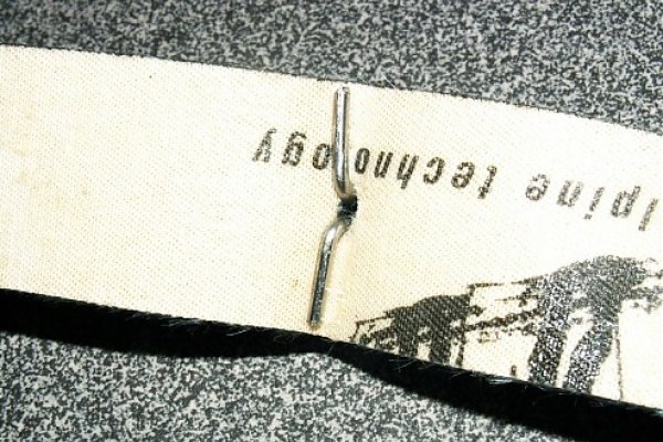 Detail vloženia háčika do pásu