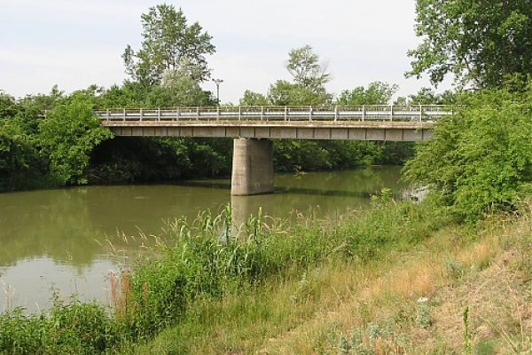 Cestný most ponad Malý Dunaj