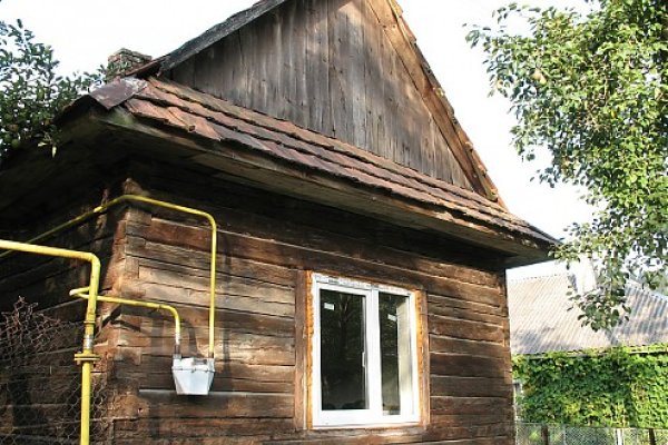 Moderná ukrajinského vidieka - drevenica s  &quot;plasťákmi&quot; a plynovou prípojkou
