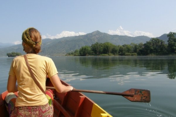 Himalájske štíty od Phewa Lake v Pokhare