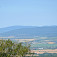 Pohľad na vrchy v Maďarsku - vzadu v strede je veža vojenského objektu nad Telkibanyou