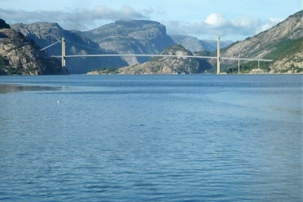 Visiaci most pri ústí fjordu
