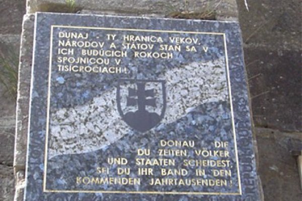 Pri prameni Dunaja nechýba tabuľa so slovenským znakom