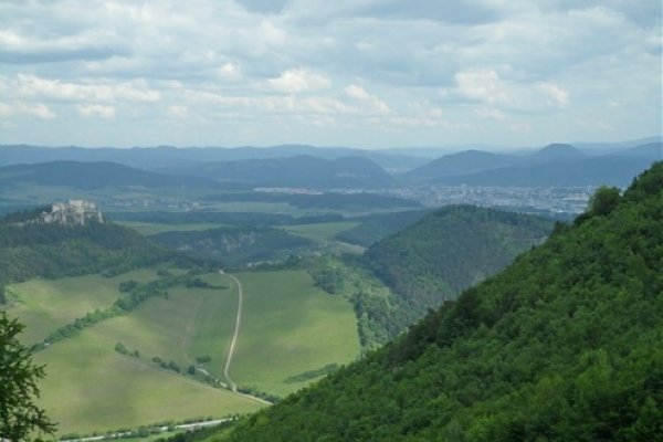 Výhľad na sever (vľavo je hrad Lietava)