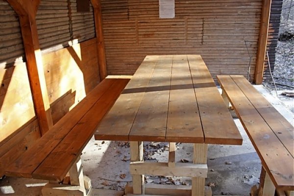 Interiér prístrešku (stôl a lavice)