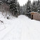 Prístrešok a na opačnej strane cesty studnička, ktorú nevidno pre sneh