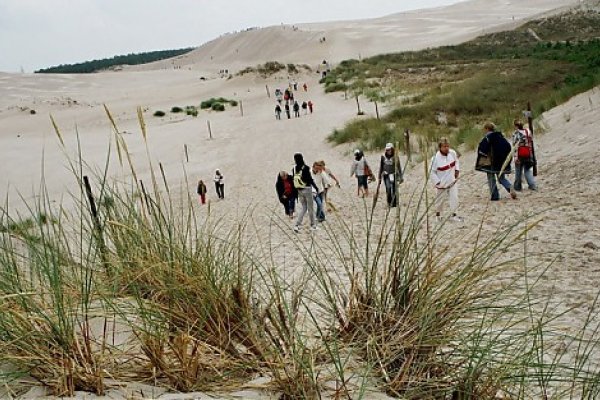 Od mora k dune Górą Łącką (v pozadí)