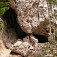 Jaskyňa v skale z predošlej fotky