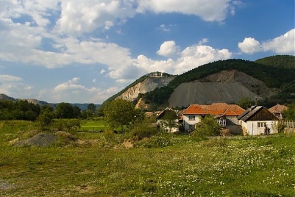 Kameňolom nad dedinkou Bologa