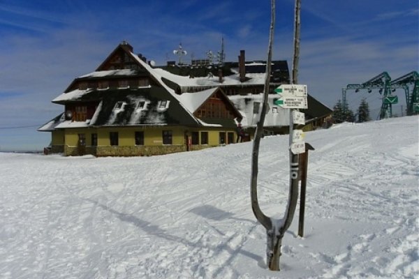 Chata je prestupnou stanicou medzi lyžiarskymi vlekmi