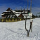Chata je prestupnou stanicou medzi lyžiarskymi vlekmi