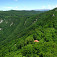 Záver doliny Poludnice a hrebeň Šiance z hradu Muráň (dolu strecha Chaty Zámok)