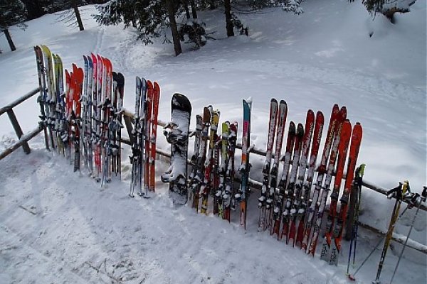 Parkovisko lyží na terase Chaty pod Náružím