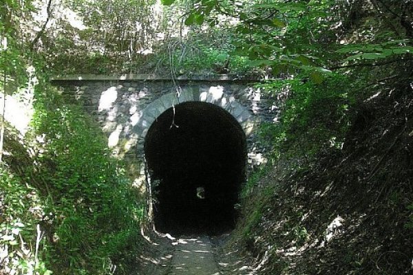 Opustený železničný tunel v Maďarsku (Somosköújfalu)