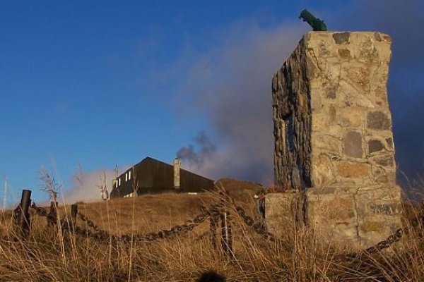 Pamätník hrdinom SNP vedľa chaty