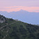 Pohľad z Anny na Südwandhütte, v pozadí je najvyšší vrch Niedere Tauern (Nízke Taury) - Hochgolling
