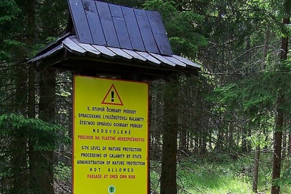 Upozornenie pri horárni Tichá pred vstupom do Tichej a Kôprovej doliny